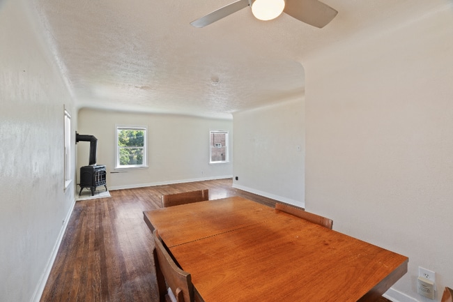 Building Photo - 104 S Oak St