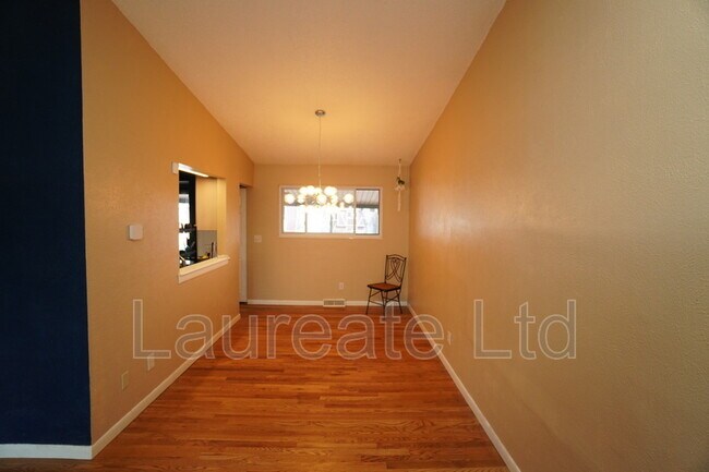 Building Photo - 562 N Revere St