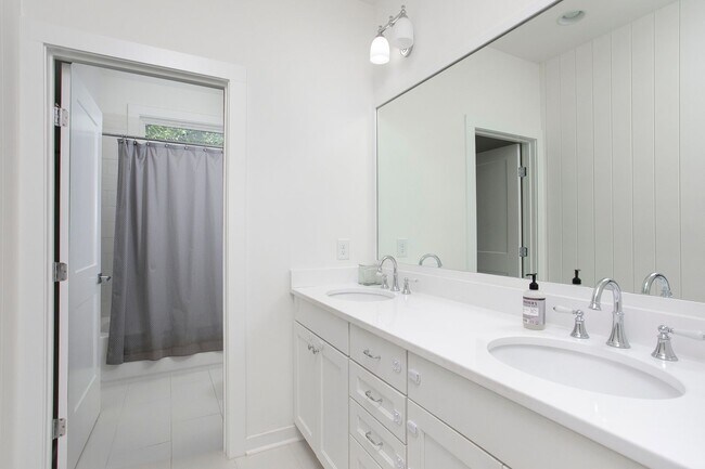 Foto del edificio - Modern Beauty In Charming Neighborhood!