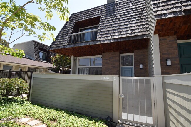 Foto del edificio - 13340 Maxella Ave