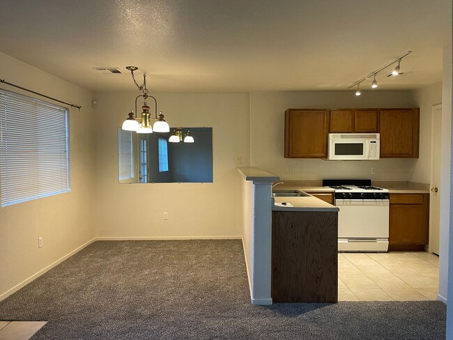 Building Photo - Great Sparks Townhouse!