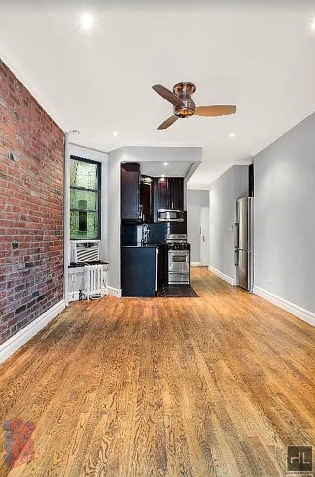 Building Photo - MOTT ST.