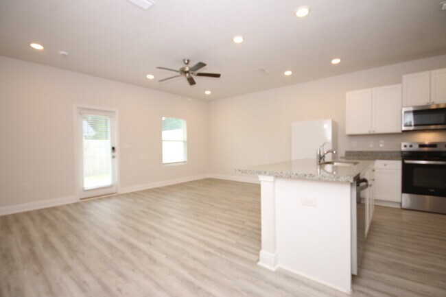 Foto del edificio - Pet-Friendly 3BR Townhome in Meadow Brook ...