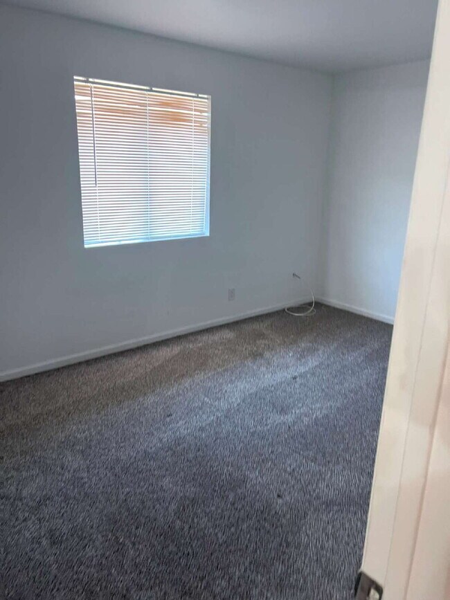 Building Photo - Great Location Near GCU – Newer A/C and Ea...