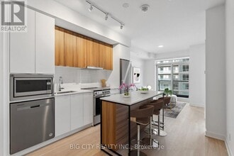 Building Photo - 30 Upper Mall Wy