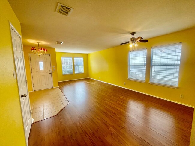 Building Photo - Spacious 4x2 Rental Home at The Park at Un...