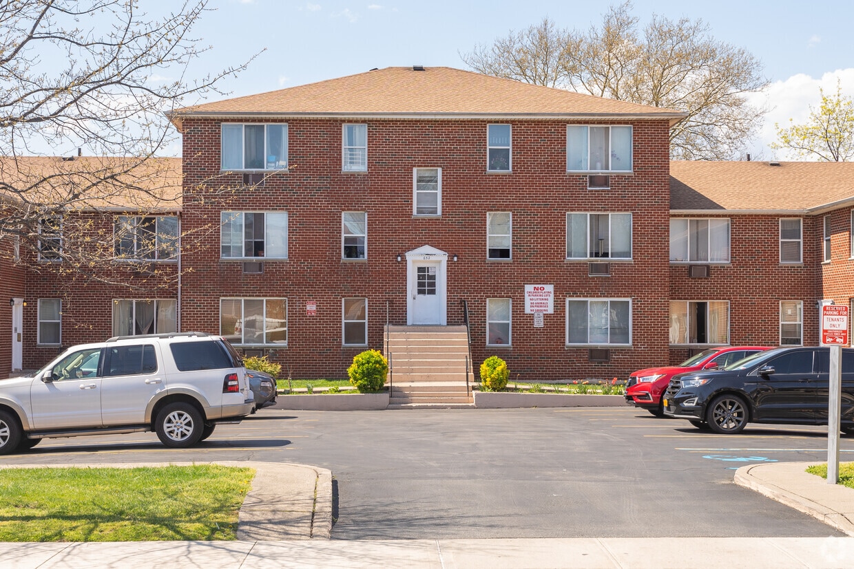 Primary Photo - 646-662 Port Richmond Ave