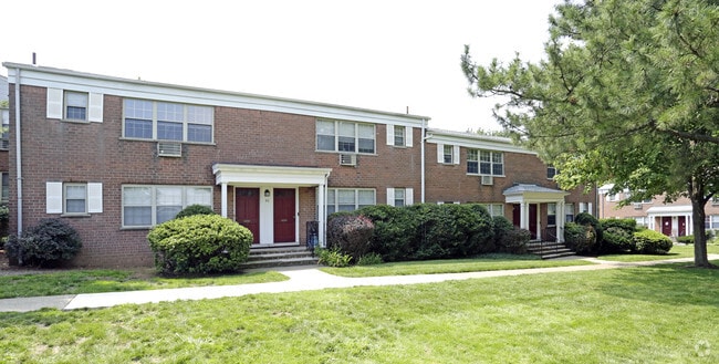 Building Photo - Summit Manor