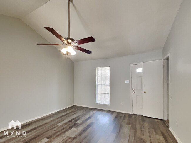 Foto del edificio - 3355 Carroll Dr