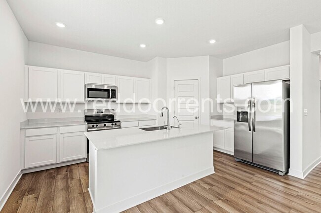 Building Photo - Stylish 3BR/2BA Duplex with Garage | Near ...