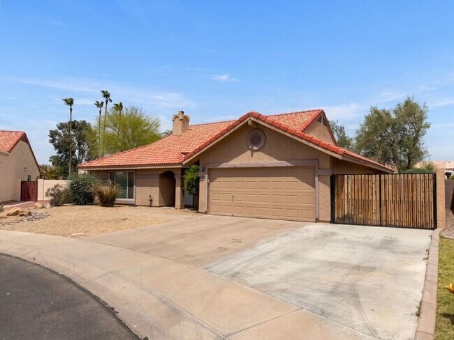 Building Photo - Oversized Lot, Mature Trees, and an Unbeatable Chandler Location