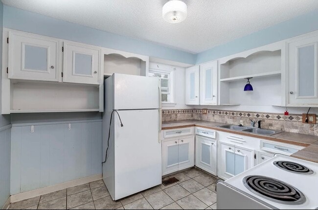 Building Photo - $895 - 2 bed 1 bath - Single Family Home