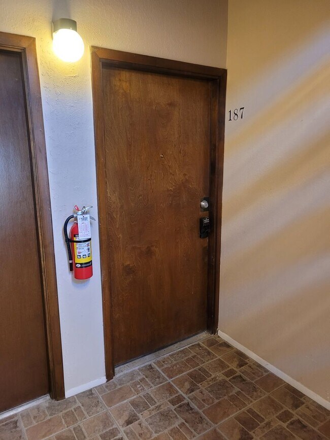 Foto del edificio - FOR RENT!!! BEAUTIFUL AND SPACIOUS 1 BED 1 BATH CONDO (FIRST FLOOR)...