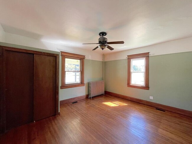 Building Photo - 1213 E Hanna Av