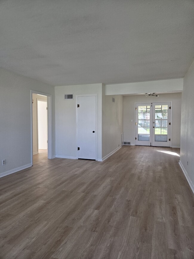 Foto del edificio - 1219 N Harding Ave