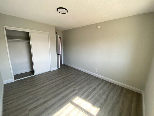 Building Photo - 1226 W 98th St