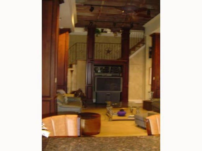 Building Photo - 610 Elm St