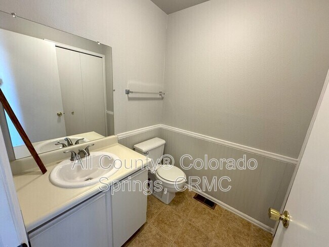 Building Photo - 2027 Bristlecone Dr