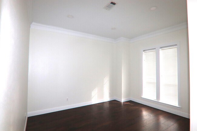 Building Photo - 6110 Barrington Ave