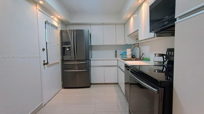 Building Photo - 3475 N Country Club Dr