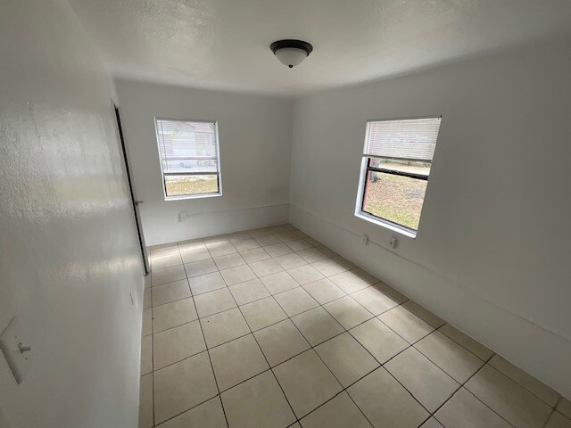 Foto del edificio - 1810 Hammock St