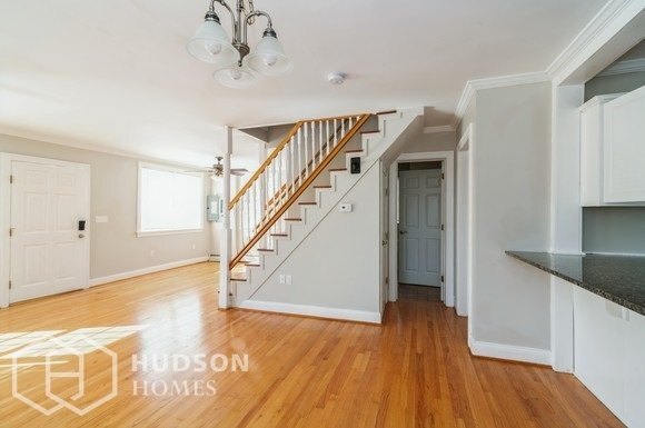 Foto del edificio - 815 Raymond Hill Rd