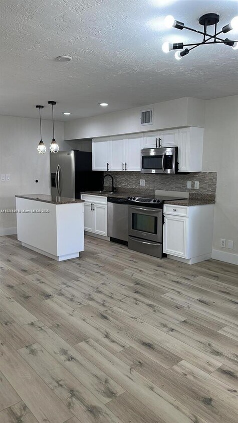 Foto principal - 758 NE 13th Ct