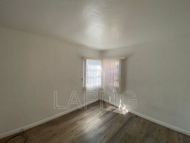 Foto del edificio - 4080-4084 Leimert Blvd