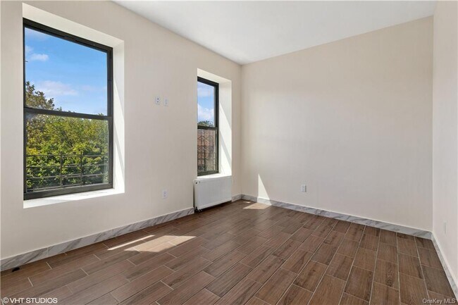 Building Photo - 311 St Ann's Ave