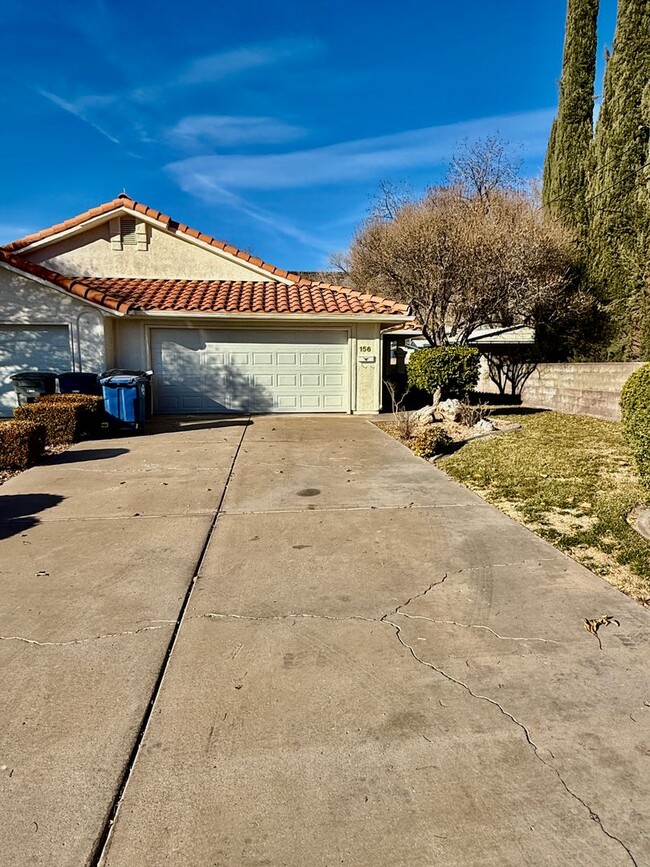 Building Photo - Newly Updated 3-BR Duplex w/Garage in Down...