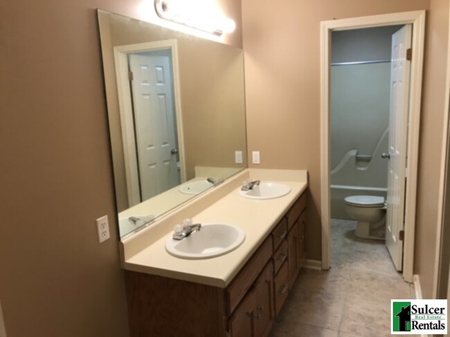 Building Photo - 1,455 Sq Ft House in Valley View School Di...