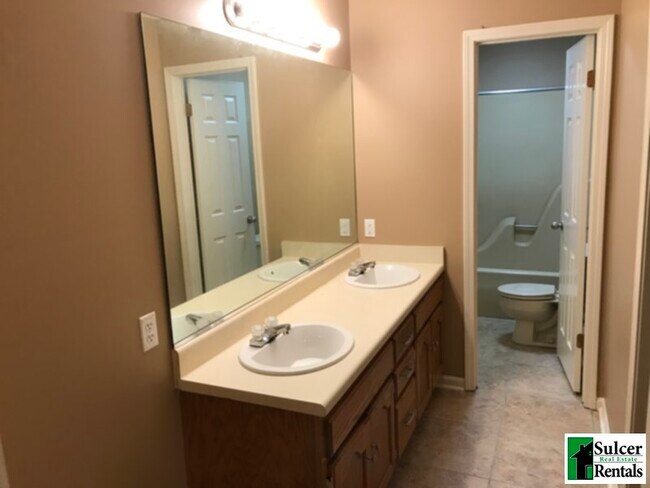 Foto del edificio - 1,455 Sq Ft House in Valley View School Di...