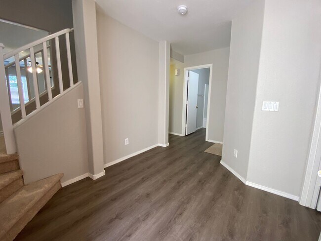 Foto del edificio - 4 Bedroom, 3 bath, two story with loft in ...