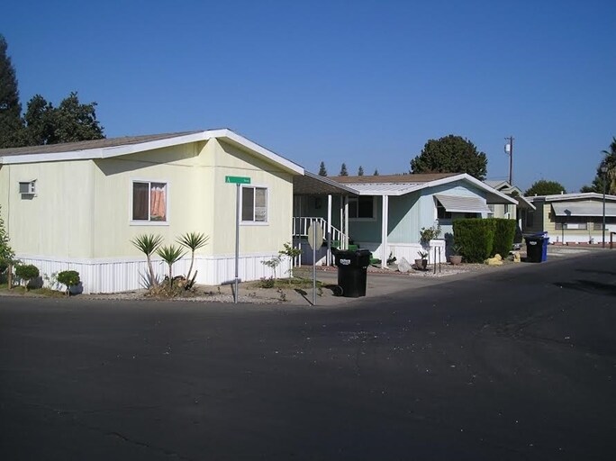 Building Photo3 - 42042 Road 128