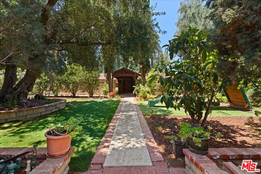 Foto principal - 6141 Corbin Ave