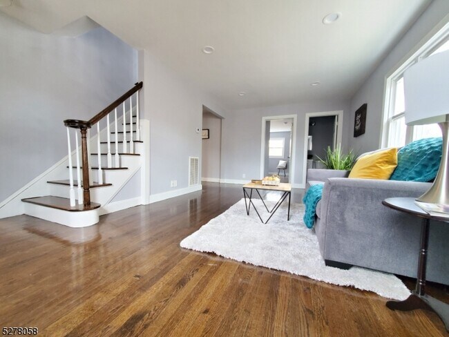 Foto del edificio - 637 W Lake Ave