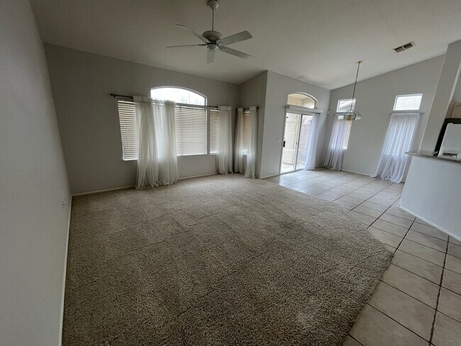 Foto del edificio - Lovely Gated Townhome Single Story Community.