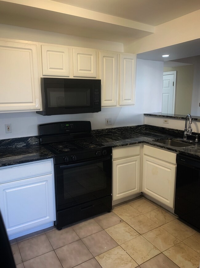 Building Photo - 2500 Markham Ln