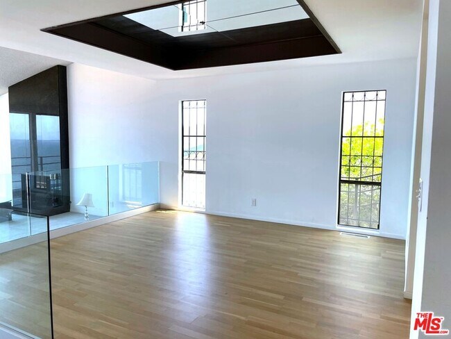 Building Photo - 517 PALOS VERDES Dr