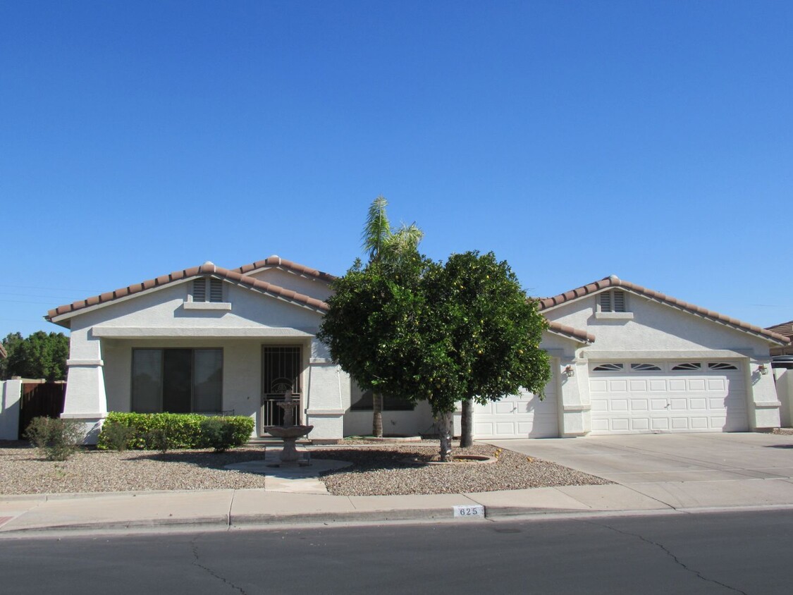 Primary Photo - 4 Bedroom Home in North East Mesa!