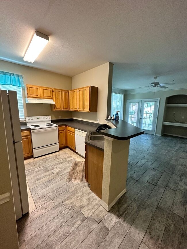 Building Photo - Beautiful 2 Bedroom 2 Bath Condo in the Ha...