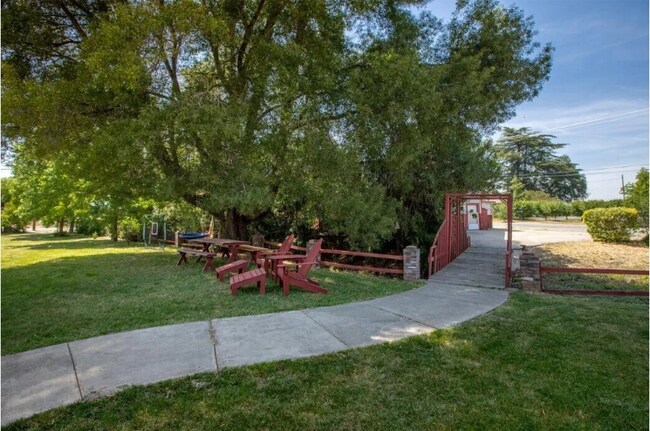 Building Photo - 124 E Evans Reimer Rd