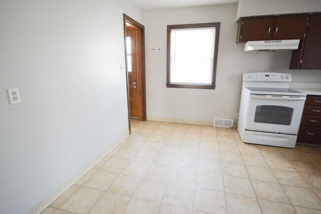 Building Photo - Spacious and Updated 2 Bedroom Available F...
