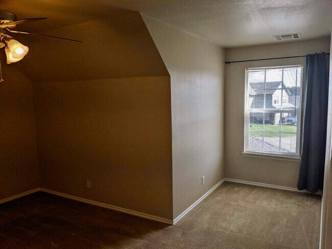 Building Photo - 2917 Creekside Dr