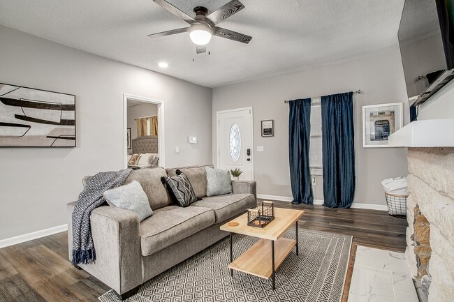 Foto del edificio - **Pendleton Heights Neighborhood**Newly remodeled 3/2 Bath Furnished Option Avaliable