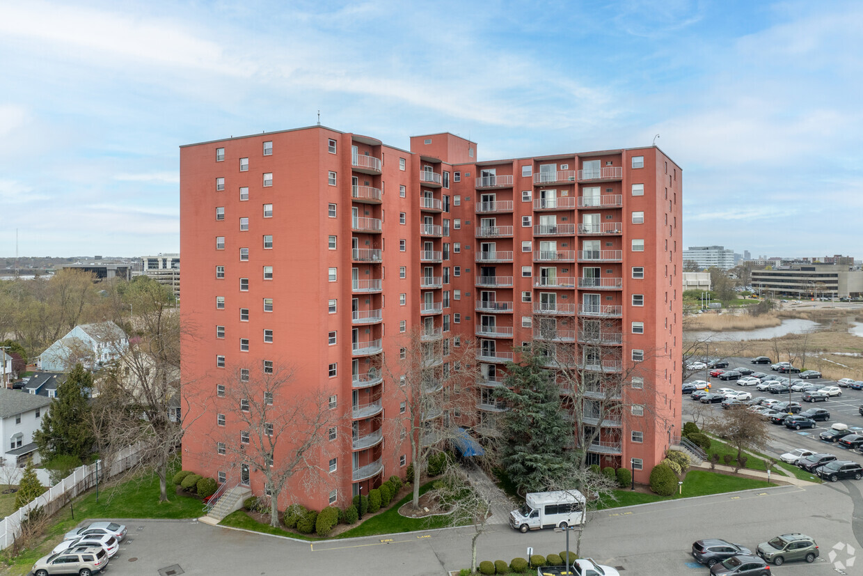 Building Exterior - Sagamore Place Condominiums