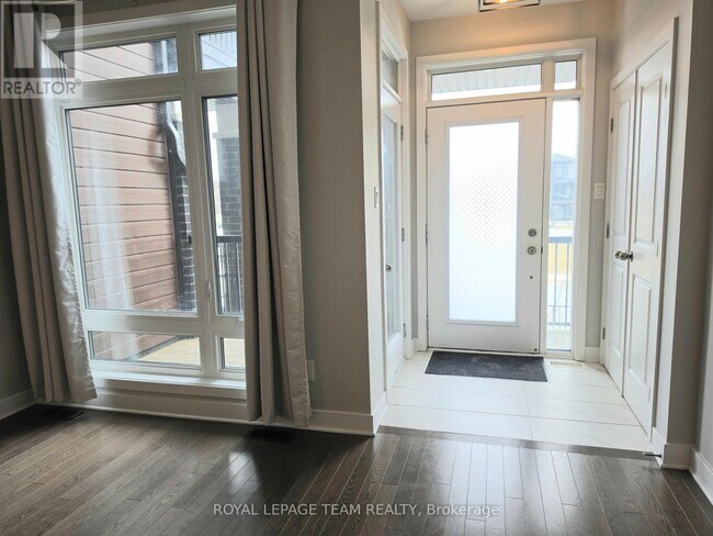 Photo du bâtiment - 814 Ralph Hennessy Ave