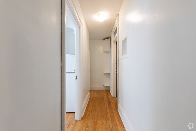 BACHELOR - 450 pi2 - Couloir - 96 Isabella St