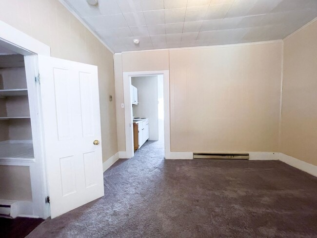 Building Photo - PRELEASING for AUGUST! Close to Campus