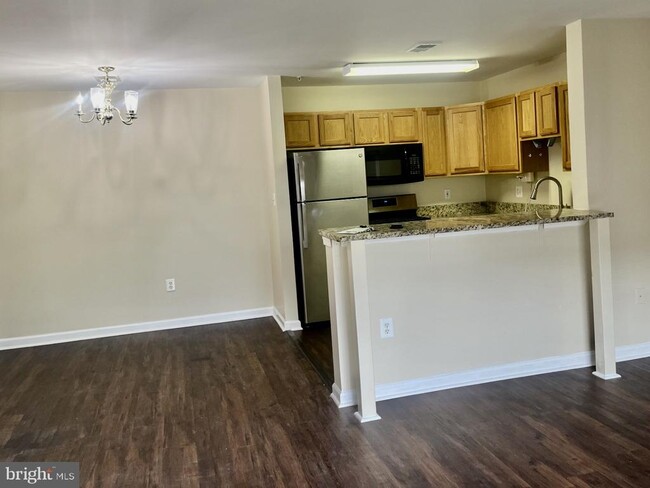 Building Photo - 635 Constellation Square SE